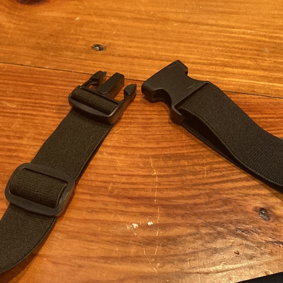 KIDS Size Fanny Pack Stretchy Black & Silver Material Neoprene Buckle Closure - Picture 4 of 5